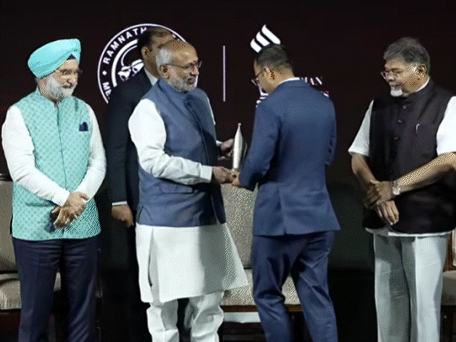 विजयपाल डूडी को सम्मानित करते उपराष्ट्रपति सीपी राधाकृष्णन।