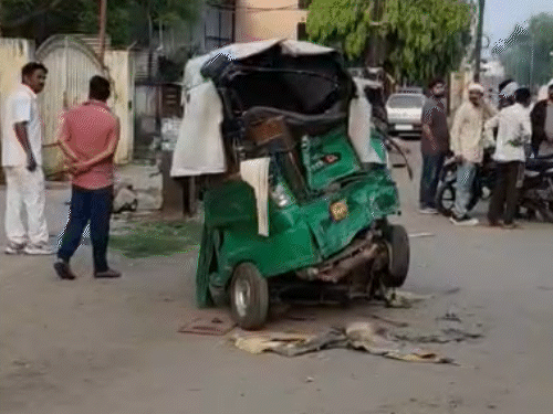 हादसे के बाद ऑटो रिक्शा बुरी तरह पिचक गया।