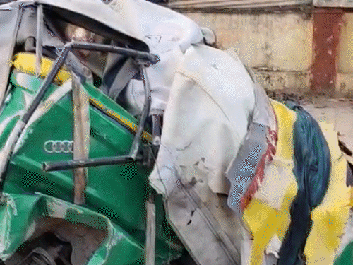 घायल काफी देर तक ऑटो में फंसे रहे।