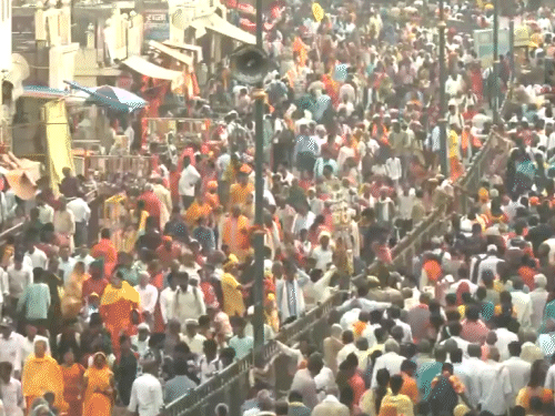 राम नवमी पर राम मंदिर में दर्शन के लिए भक्तों की भीड़ उमड़ी है।