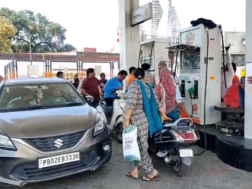 अमृतसर के पेट्रोल पंप पर सुबह से ही लोगों की भीड़ लगी हुई है।