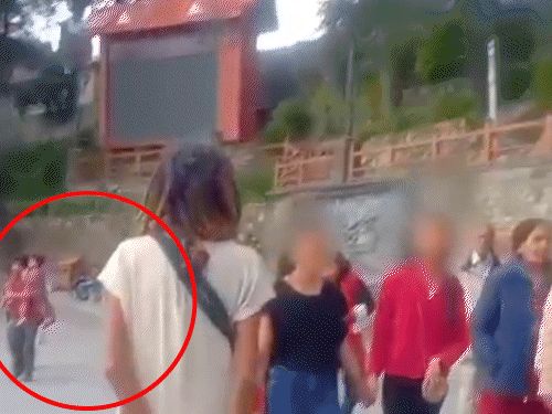 सोशल मीडिया पर जारी वीडियों में नजर आता साधु।