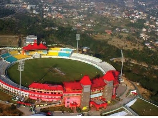 धर्मशाला स्थित खूबसूरत क्रिकेट स्टेडियम।