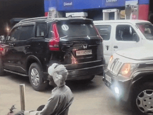 हिसार के अग्रोहा में रात के समय पेट्रोल पंप पर तेल भरवाने उमड़ी भीड़।