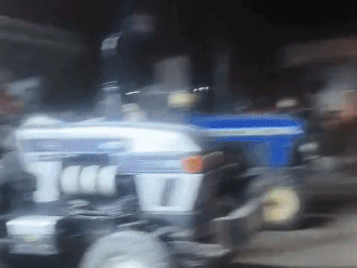 ग्रामीण एरिया में ट्रैक्टरों को लेकर लोग पंपों पर पहुंच रहे हैं।