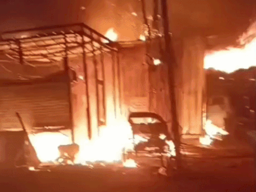 फरीदाबाद NIT-2 के टीन शेड में लगी आग:  फायर बिग्रेड की गाड़ी पहुंची, आग पर काबू पाया ,रामलीला का सामान और रिक्शा जलकर राख – Faridabad News