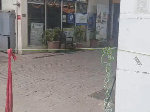 फिरोजपुर रोड पर पेट्रोल खत्म होने के बाद रस्सी से बंद किया पंप।