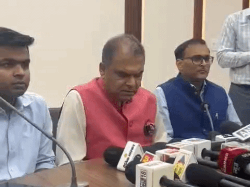 मंत्री संजीव अरोड़ा जानकारी देते हुए।