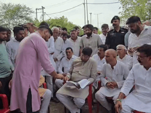 वीरवार को पूर्व उपमुख्यमंत्री दुष्यंत चौटाला पीड़ित परिवार से मिलने पहुंचे थे।