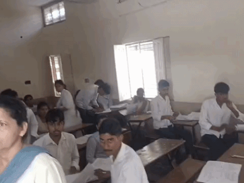 स्कूल की पीजीटी हिंदी मंजू देवी और पीजीटी संस्कृत वीणा कुमारी के साथ एक चपरासी को कमरे में मौजूद पाया गया।