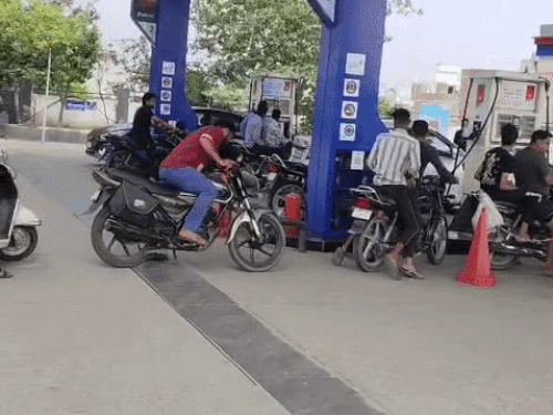 पेट्रोल पंप पर सामान्य तरीके से लोग पेट्रोल भरवाने आ रहे है