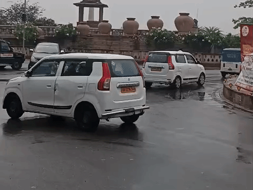 सुबह बारिश से सड़कों पर हल्का पानी भर गया। तस्वीर 1090 के पास की है।