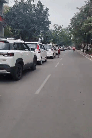 यूपीत पेट्रोल पंपांवर रांगा, गोंडा येथे धक्काबुक्की: मोठे मोठे डबे घेऊन लोक पोहोचत आहेत; सरकारने म्हटले- अफवा पसरवणाऱ्यांवर कारवाई करू लखनऊमधील कठौता येथे शुक्रवारी सकाळी पेट्रोल-डिझेलसाठी ५०० मीटर लांब रांग लागली.