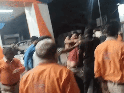 यूपीत पेट्रोल पंपांवर रांगा, गोंडा येथे धक्काबुक्की: मोठे मोठे डबे घेऊन लोक पोहोचत आहेत; सरकारने म्हटले- अफवा पसरवणाऱ्यांवर कारवाई करू लखनऊमध्ये अलीगंज येथील मानस कॉम्प्लेक्स पेट्रोल पंपावर गुरुवारी रात्री कर्मचारी आणि ग्राहक भिडले.