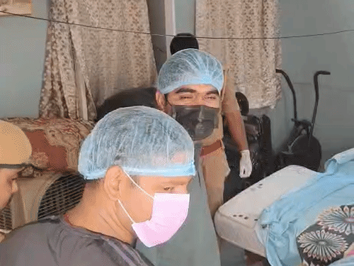 बेड पर खून पसरा था। फोरेंसिक टीम ने मौके से साक्ष्य इकट्ठा किए।