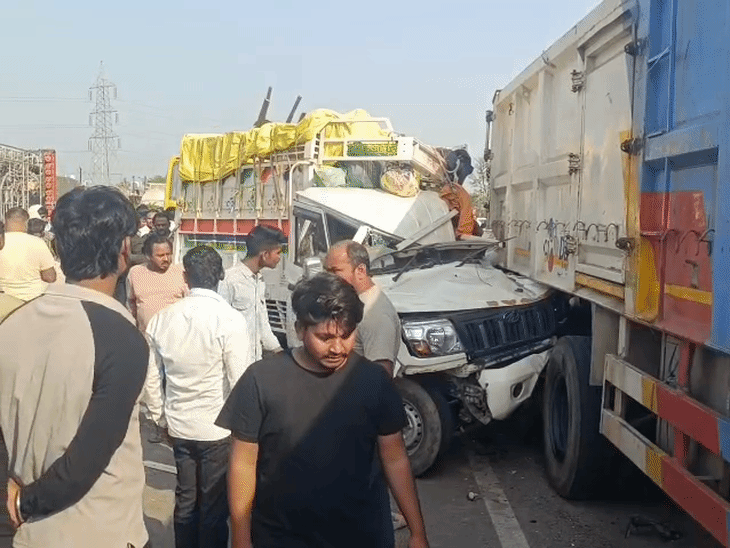 श्रद्धालुओं से भरी पिकअप ट्रेलर से टकरा गई।