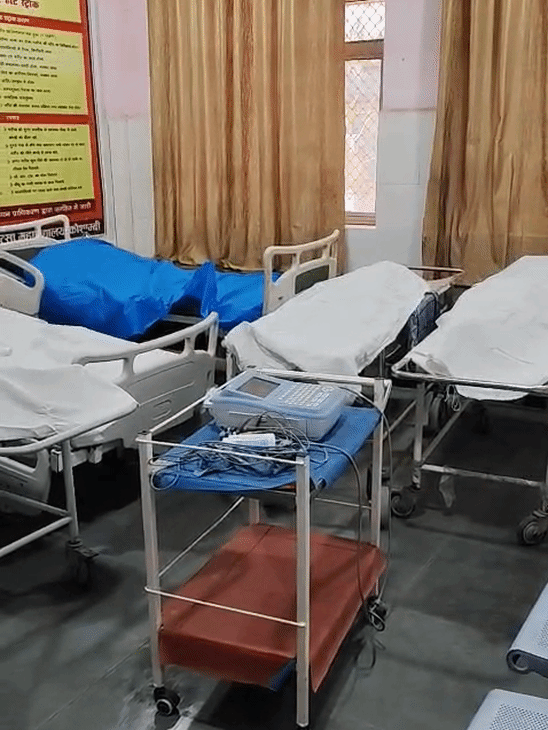 हादसे में मृत लोगों की बॉडी जिला अस्पताल लाई गईं।