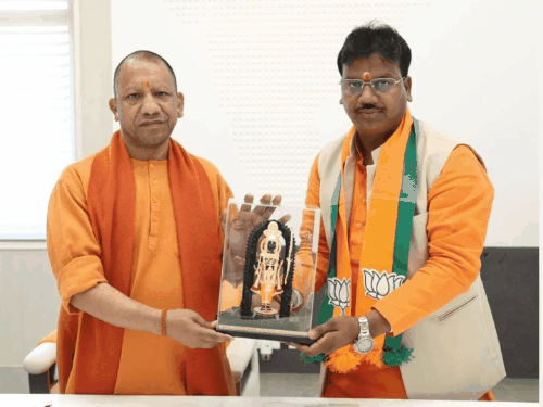 मिल्कीपुर विधायक चंद्रभानु पासवान मुख्यमंत्री योगी आदित्यनाथ के साथ।