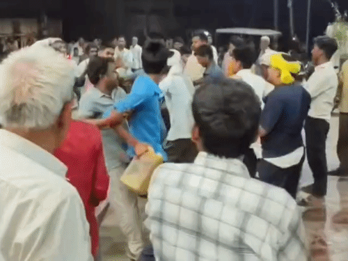 यूपीत पेट्रोल पंपांवर रांगा, गोंडा येथे धक्काबुक्की: मोठे मोठे डबे घेऊन लोक पोहोचत आहेत; सरकारने म्हटले- अफवा पसरवणाऱ्यांवर कारवाई करू गोंडा जिल्ह्यातील धानेपूर येथे डिझेलसाठी रांगेत उभ्या असलेल्या लोकांमध्ये झटापट झाली.