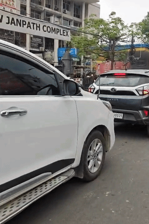 यूपीत पेट्रोल पंपांवर रांगा, गोंडा येथे धक्काबुक्की: मोठे मोठे डबे घेऊन लोक पोहोचत आहेत; सरकारने म्हटले- अफवा पसरवणाऱ्यांवर कारवाई करू लखनऊमधील हजरतगंज येथील तलवार पंपावर पेट्रोलसाठी लांब रांग लागली आहे.