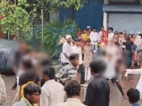 रायपुर में कुछ बच्चे तरवार लहराते हुए दिखाई दिए।