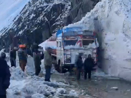 ट्रक भी बर्फ में फंस गया। उसमें मौजूद लोगों को रेस्क्यू किया गया।