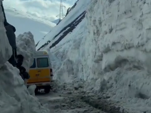 एवलांच के बाद सड़क पर जमीं बर्फ को हटाया गया। रास्ता खोला गया।