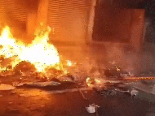 पुलिस के अनुसार, दोनों पक्षों ने एक-दूसरे पर पथराव किया। इलाके में संपत्ति को नुकसान पहुंचाया।