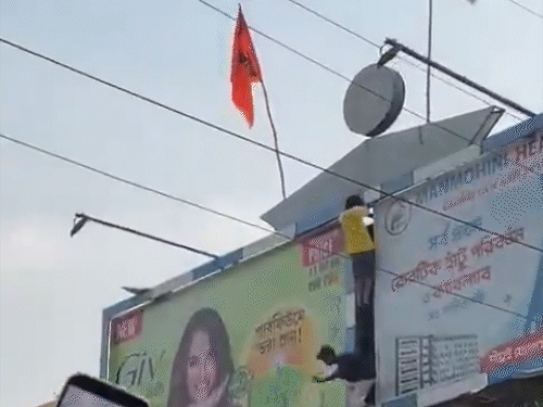 बताया जा रहा है कि होर्डिंग से भगवा झंडा हटाए जाने के बाद दो पक्षों में कहासुनी धीरे-धीरे हिंसा में बदल गई।