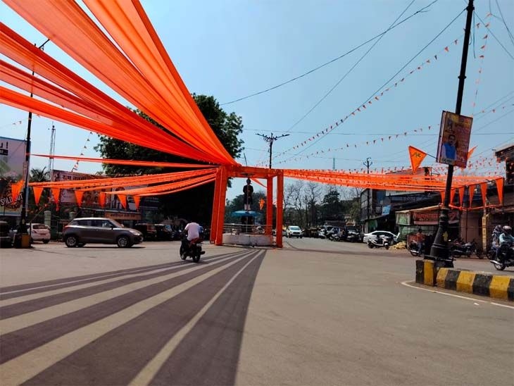 रामनवमी शोभायात्रा के लिए रायगढ़ के चौक-चौराहों को आकर्षक ढंग से सजाया गया है