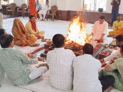 विख्यात ज्योतिषाचार्य पं. केदार शर्मा के निर्देशन में मंत्री संजय सिंह ने सपत्नीक मां शाकंभरी की पूजा अर्चना कर विशिष्ट कामना यज्ञ किया और भगवान शिव का रुद्राभिषेक कर राजश्री योग और आरोग्य की कामना की।