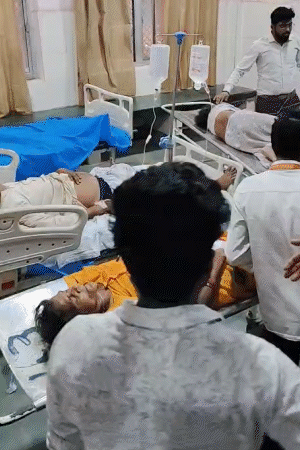 डॉक्टरों की टीम जिला अस्पताल में घायलों का इलाज कर रही है।