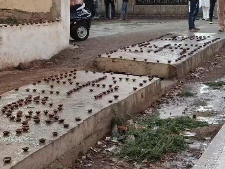 मध्य प्रदेश के चित्रकूट में आंधी-बारिश से दीयों में पानी भर गया।