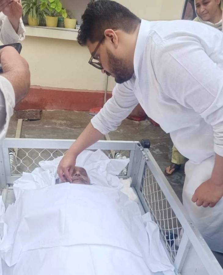 मुख्तार अंसारी की मौत के बाद उनकी डेडबॉडी के साथ बेटे उमर अंसारी।