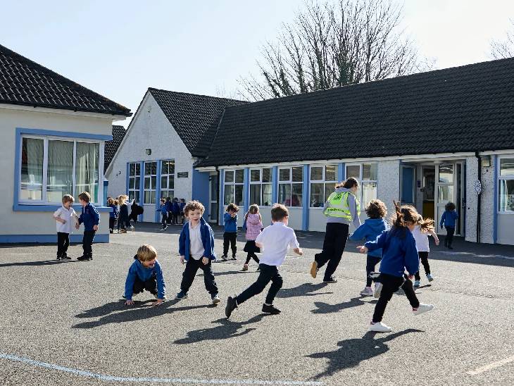 स्मार्टफोन के ‘डिजिटल चक्रव्यूह’ से बचपन को बचाने के लिए पूरा कस्बा ढाल बन गया है। - Dainik Bhaskar