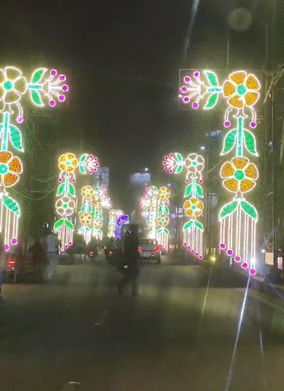 दूधिया रोशनी से जगमग डाक बंगला चौराहा।