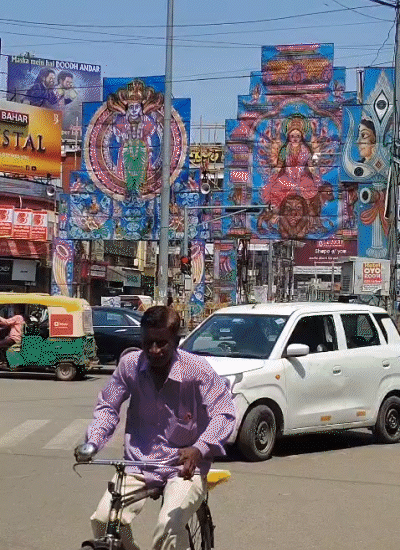 डाकबंगला चौराहे पर बजरंगबली की 20-25 फीट ऊंची प्रतिमा बनाई गई।