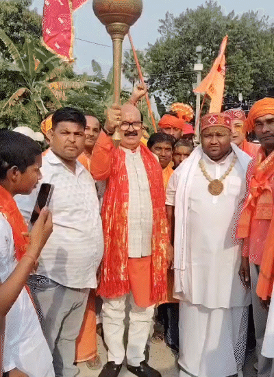 दरभंगा के केवटी के विधायक डॉ मुरारी मोहन झा गदा लिए।