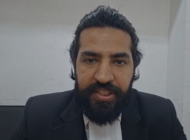 सरकारी वकील फैरी सोफ्त मामले के बारे में जानकारी देते हुए।