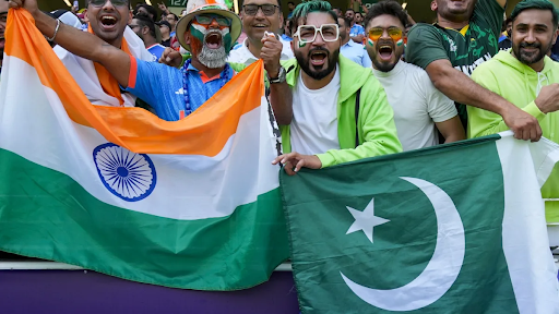 मैच के दौरान भारत और पाकिस्तान के फैन्स।