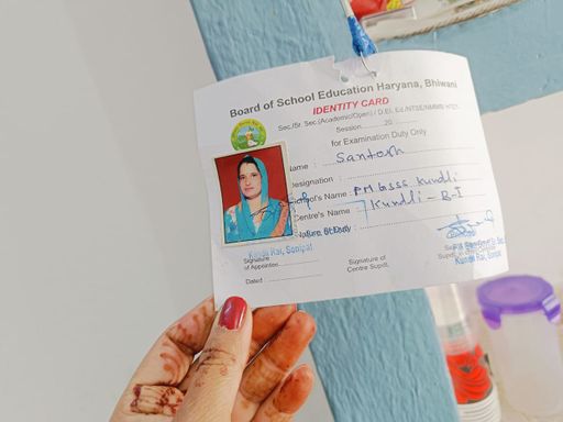 सोनीपत में दो परीक्षा केंद्रों पर पकड़ी गई थी नकल। इस दौरान मिड-डे मील वर्कर का फर्जी आईकार्ड भी मिला था।