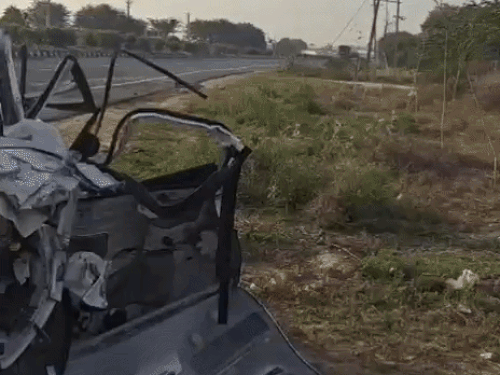 एक्सीडेंट में गाड़ी पूरी तरह क्षतिग्रस्त हो गई।