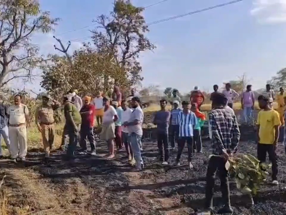 आग की सूचना पर मौके पर लोग जमा हो गए।