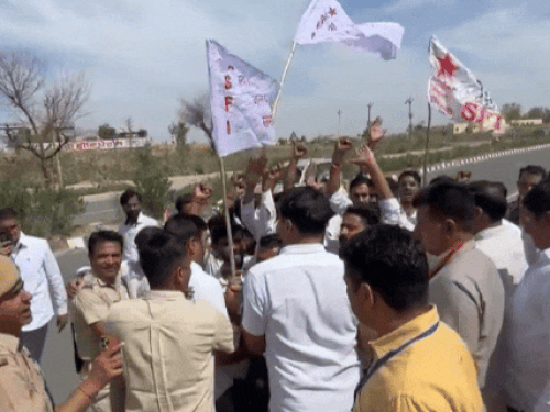 अघोरी शैलेंद्रनाथ को पीएचडी की मानद उपाधि देने को लेकर छात्रों ने कटराथल बस स्टैंड से लेकर यूनिवर्सिटी के गेट तक विरोध रैली निकाली।