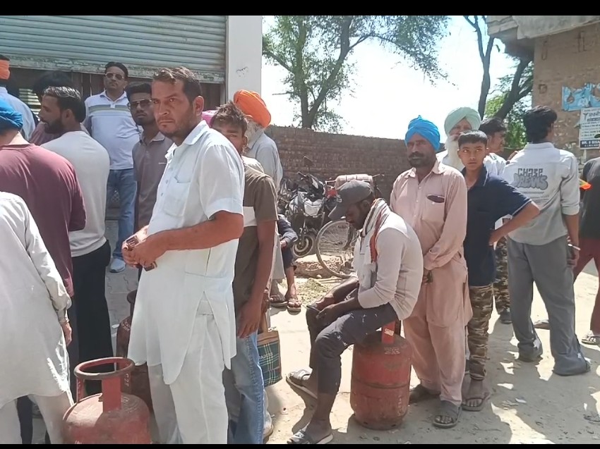 सिलेंडर लेने के लिए लाइन में लगे लोगों की फोटो।