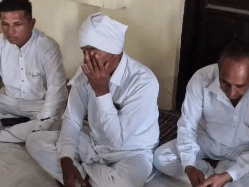 मृतक चेतक के घर बैठे परिवार के सदस्य।