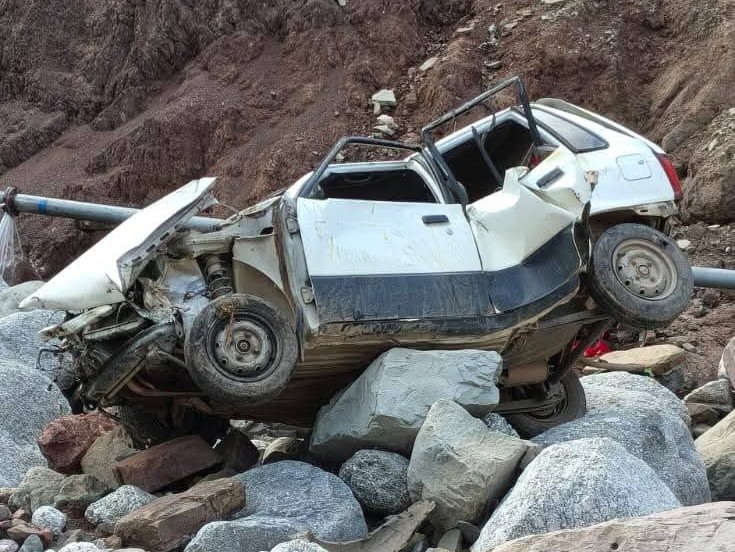 कार खाई में गिरने से तीन की मौत - Dainik Bhaskar