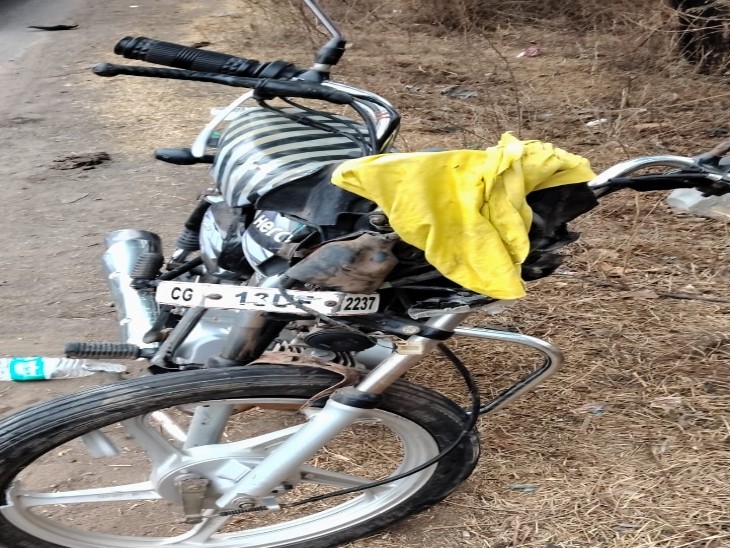 टक्कर इतनी तेज़ थी कि बाइक के परखच्चे उड़ गए