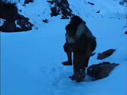 मनाली पुलिस ने बर्फ में फंसे केरल के ट्रैकर को पीठ में उठाकर रेस्क्यू किया। - Dainik Bhaskar