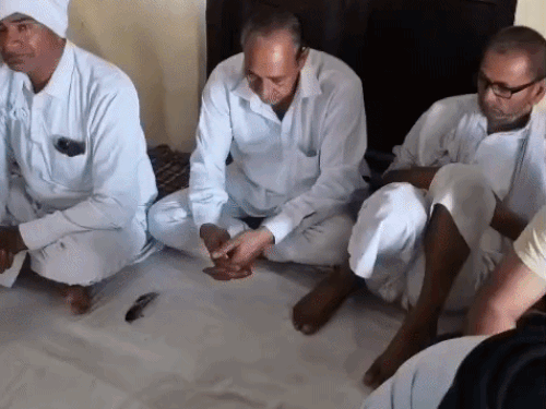 परिवार के लोगों को सांत्वना देने पहुंचे लोग।